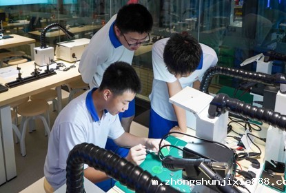 【广州日报新花城】在中学校园里体验芯片制造 广大附中“AI未来·少年科学院”正式启用 